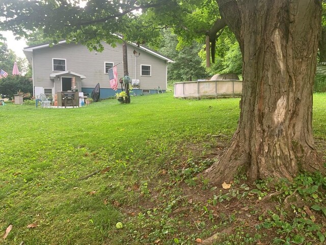 view of yard with a swimming pool