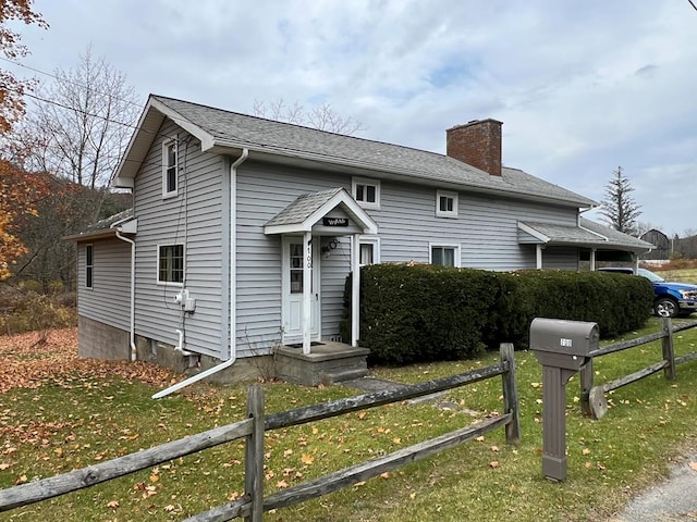 view of front of property with a front lawn