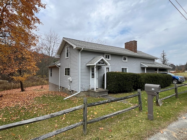 view of front facade with a front lawn