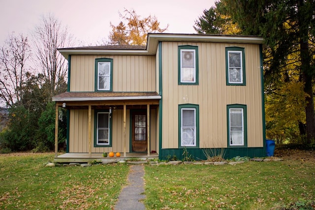 view of front of property featuring a front yard and a porch