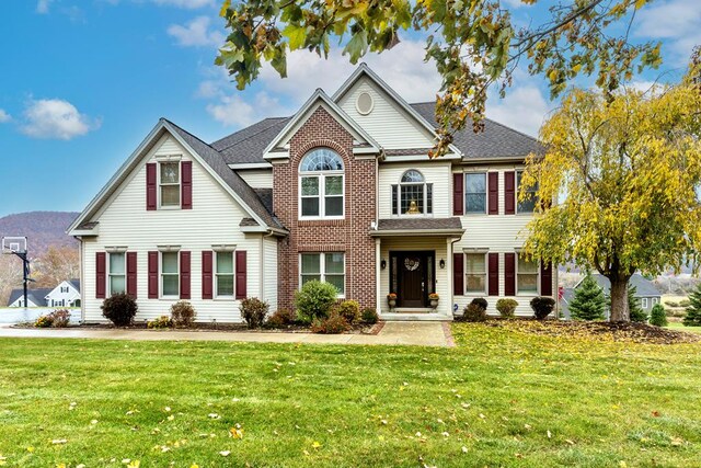 view of front property featuring a front yard