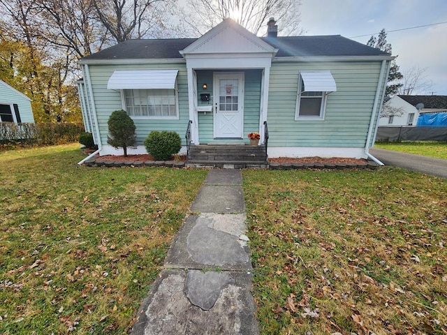 view of front of property featuring a front lawn