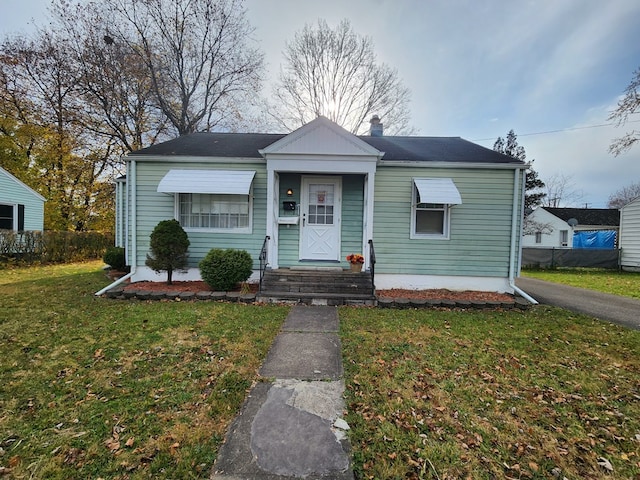 bungalow featuring a front lawn