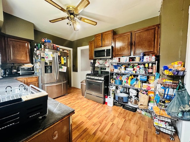 kitchen with ceiling fan, tasteful backsplash, stainless steel appliances, and light hardwood / wood-style flooring