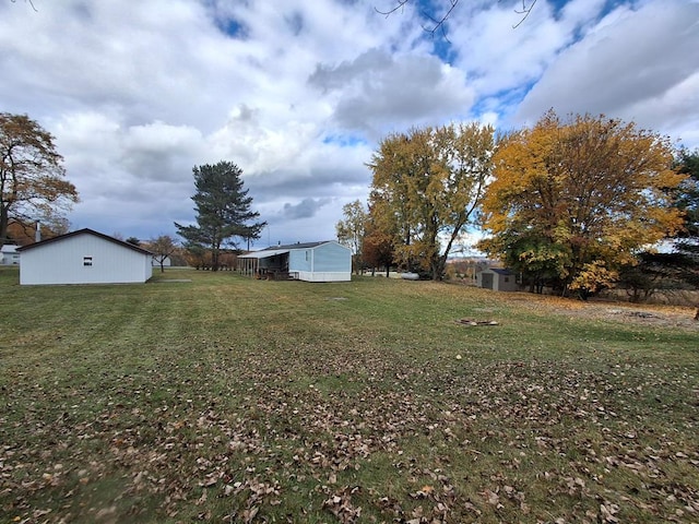 view of yard featuring an outbuilding