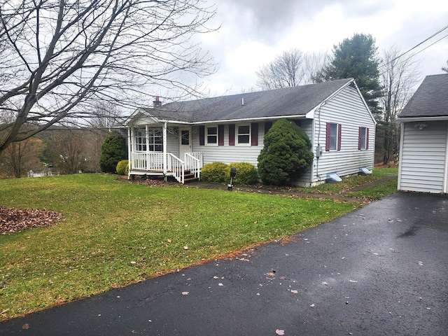 view of front of house with a front lawn