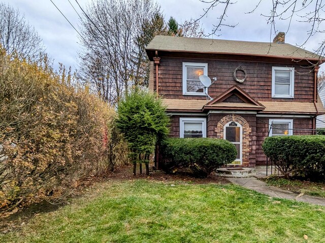 view of front of house featuring a front yard