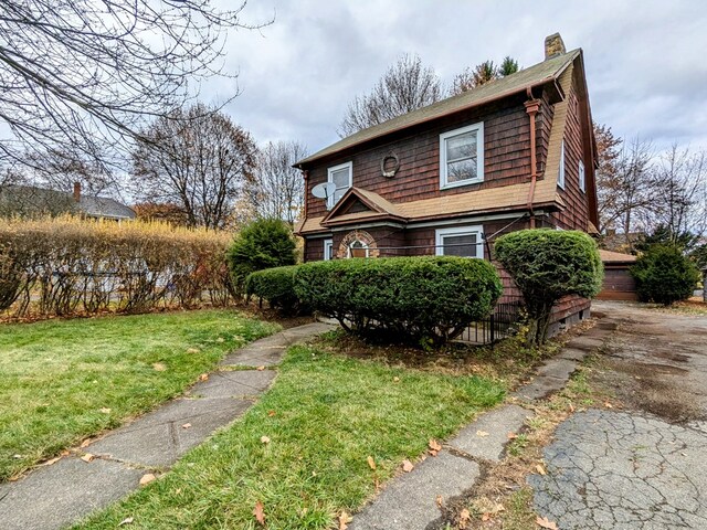 view of front of property featuring a front lawn