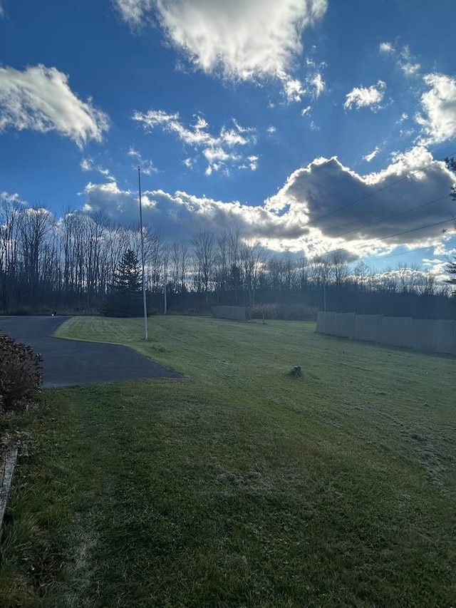 view of property's community featuring a lawn