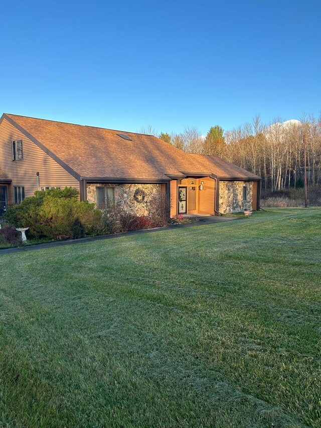 ranch-style house with a front yard