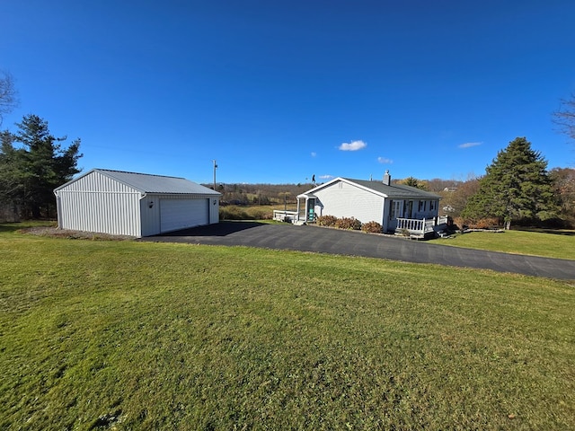 view of yard featuring a garage and an outdoor structure