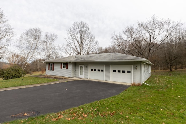 view of front of property featuring a front yard and a garage