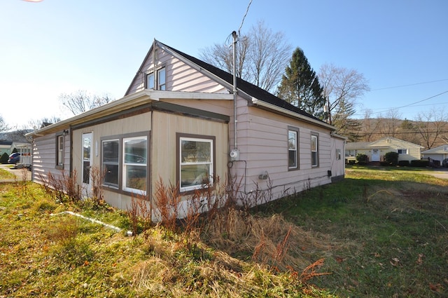 view of side of property featuring a lawn