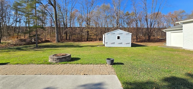 view of yard featuring a fire pit