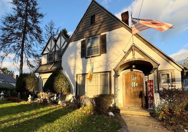 view of front of home with a front lawn