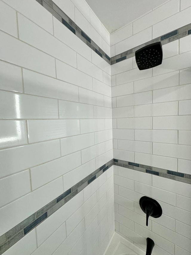 bathroom featuring tiled shower