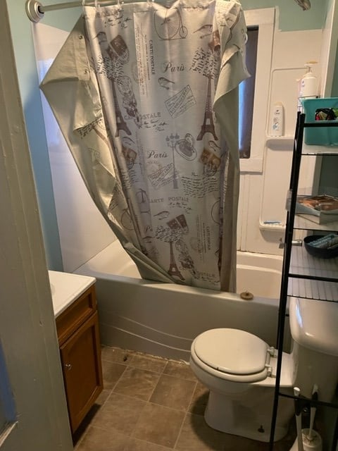 full bathroom featuring vanity, toilet, and shower / tub combo with curtain