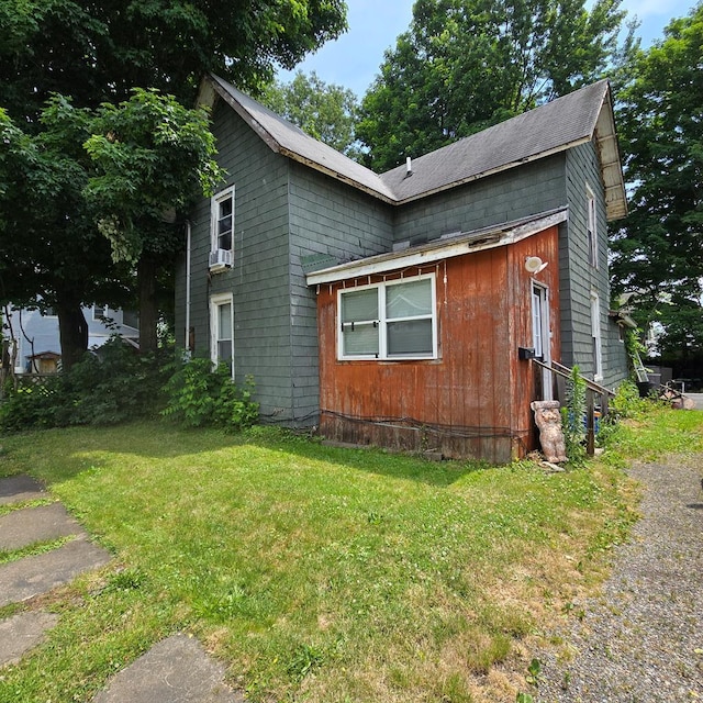 view of side of property featuring a lawn