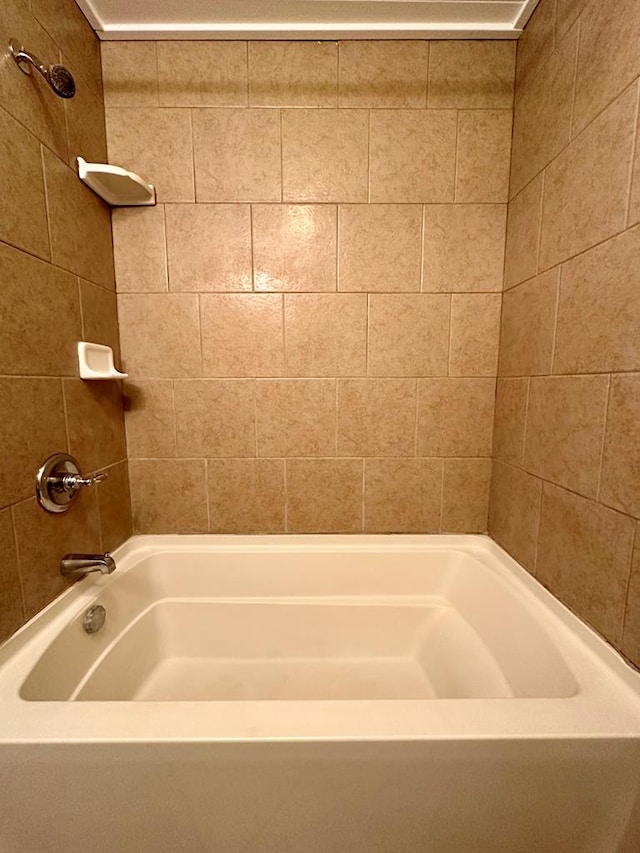 bathroom featuring tiled shower / bath