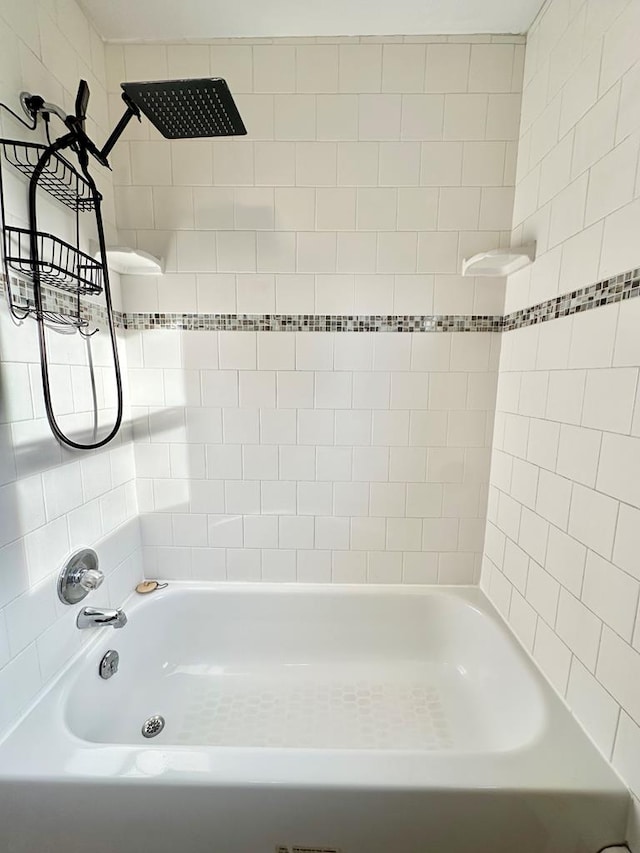 bathroom with tiled shower / bath