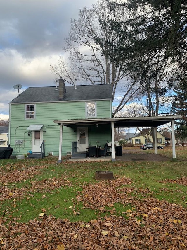 back of house featuring a lawn