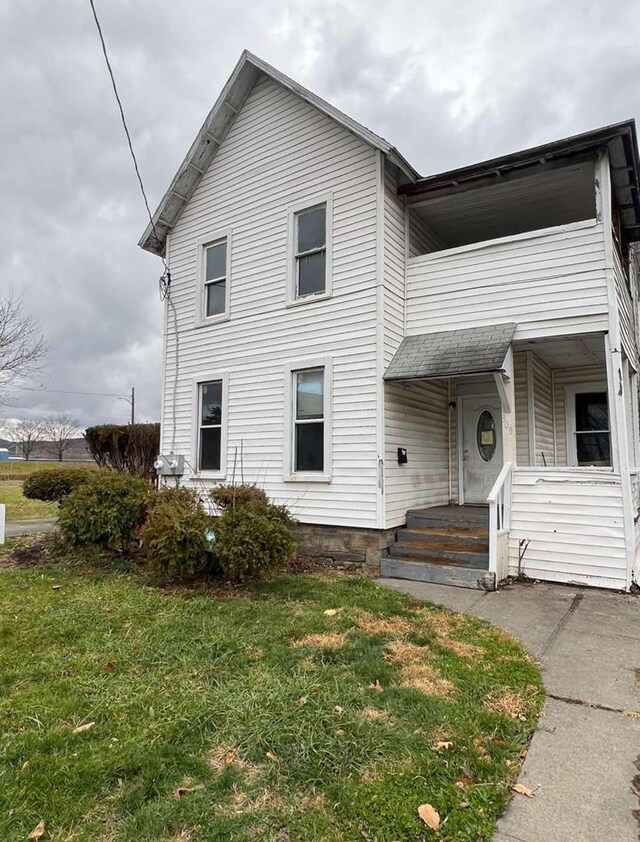 view of front of house with a front yard