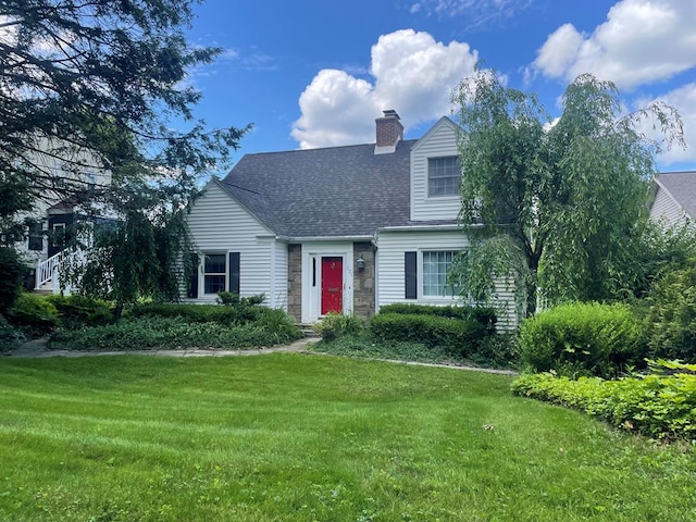 view of front of property featuring a front lawn