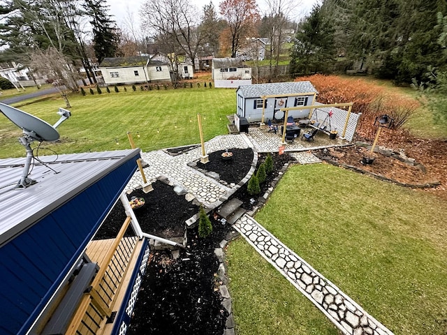 view of yard featuring an outdoor structure