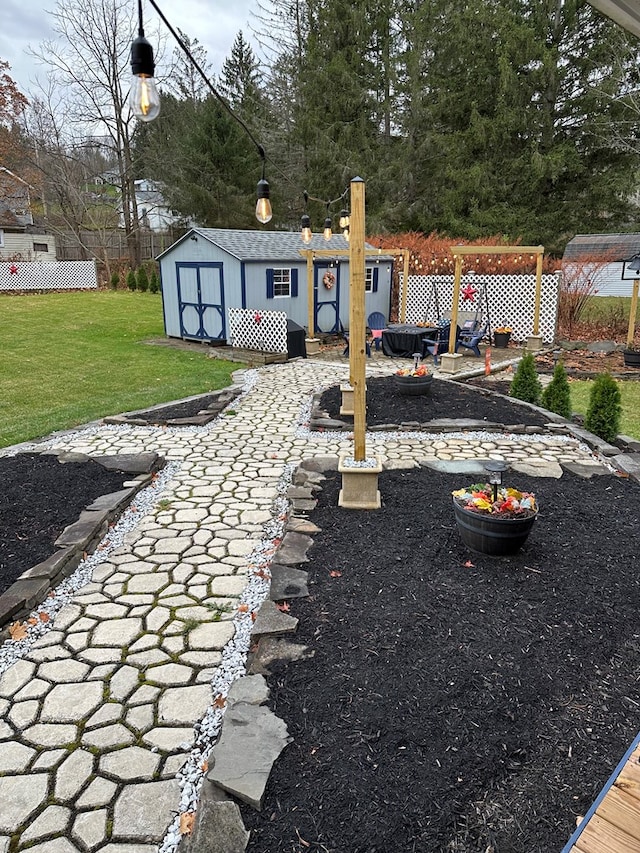 view of yard with an outdoor structure