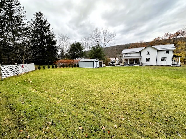 view of yard with an outbuilding