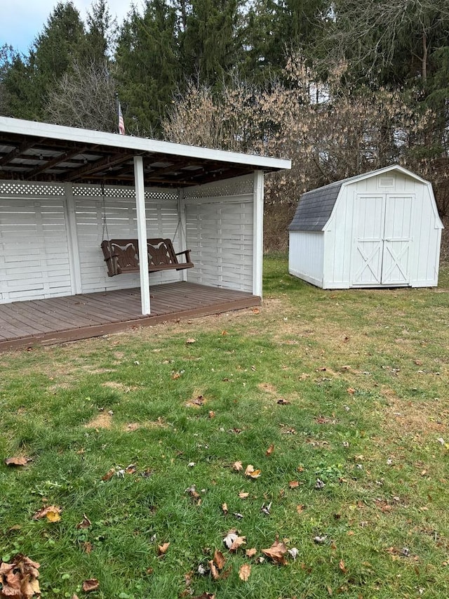 view of yard featuring a storage unit