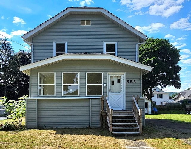 view of front of property featuring a front lawn