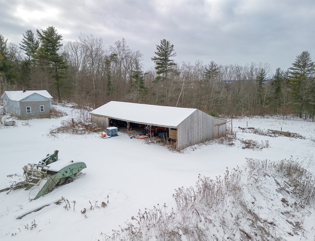 exterior space featuring an outbuilding