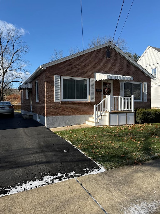 view of front of house featuring a front yard