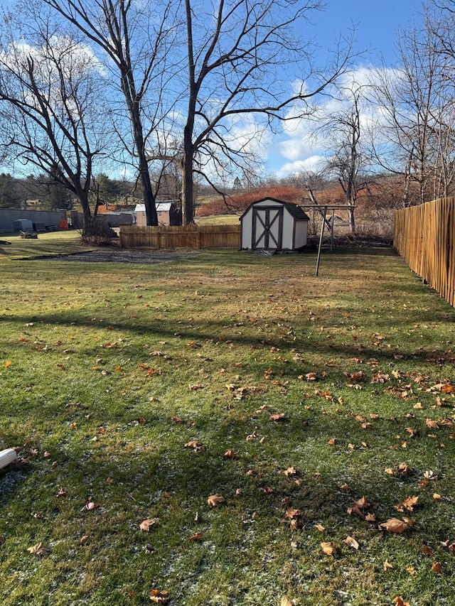 view of yard featuring a storage shed