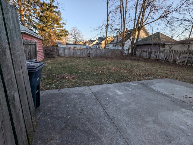 view of yard featuring a patio area