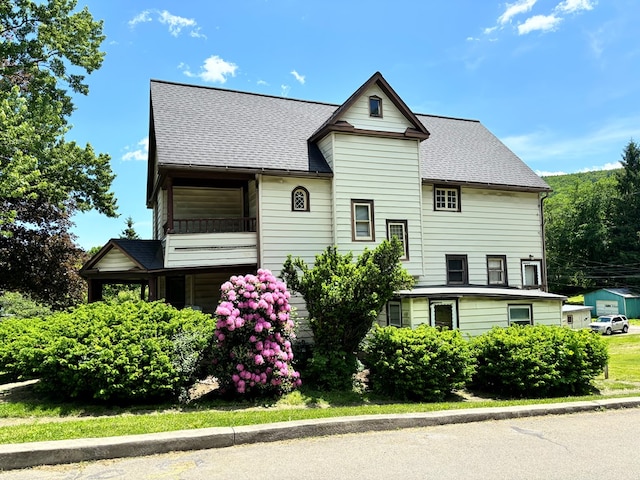 view of side of home featuring a balcony