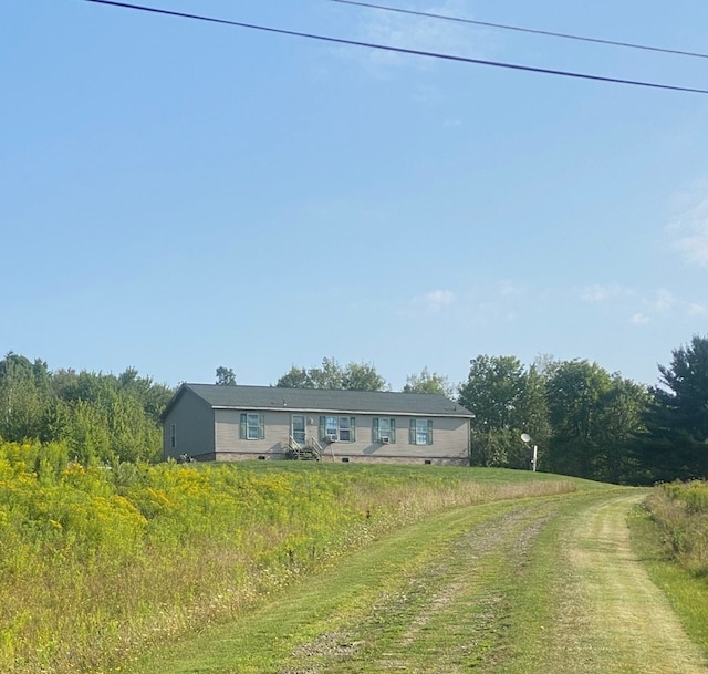 view of front of home featuring a front yard