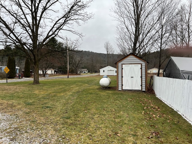 view of yard featuring a shed