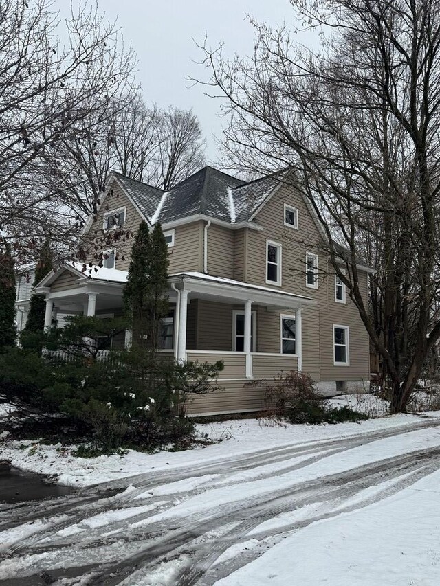 view of front property