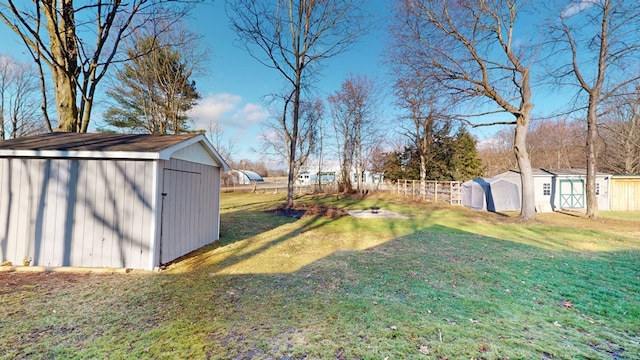 view of yard with an outbuilding