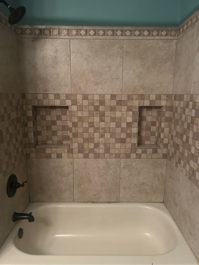 bathroom with tiled shower / bath combo