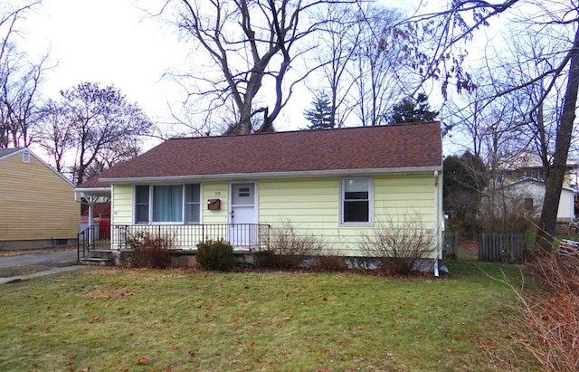 view of front facade featuring covered porch and a front lawn