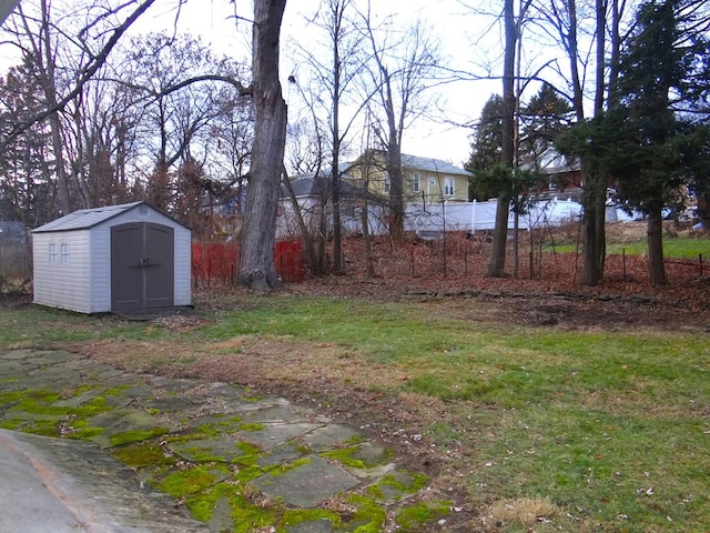 view of yard featuring a shed