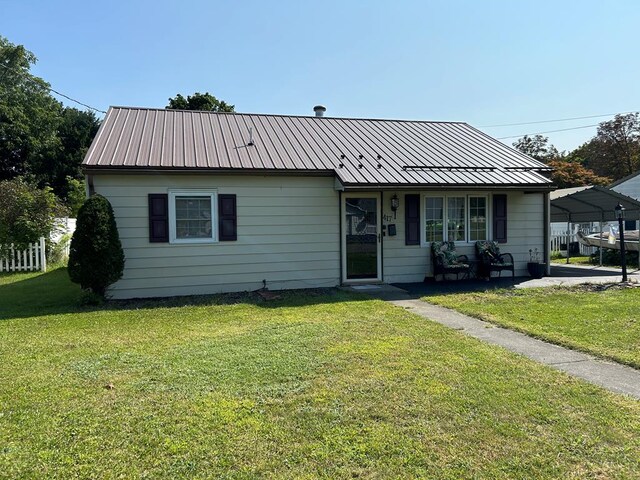 view of front of house featuring a front yard and a carport