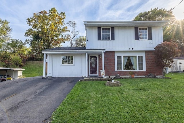 front facade featuring a front yard