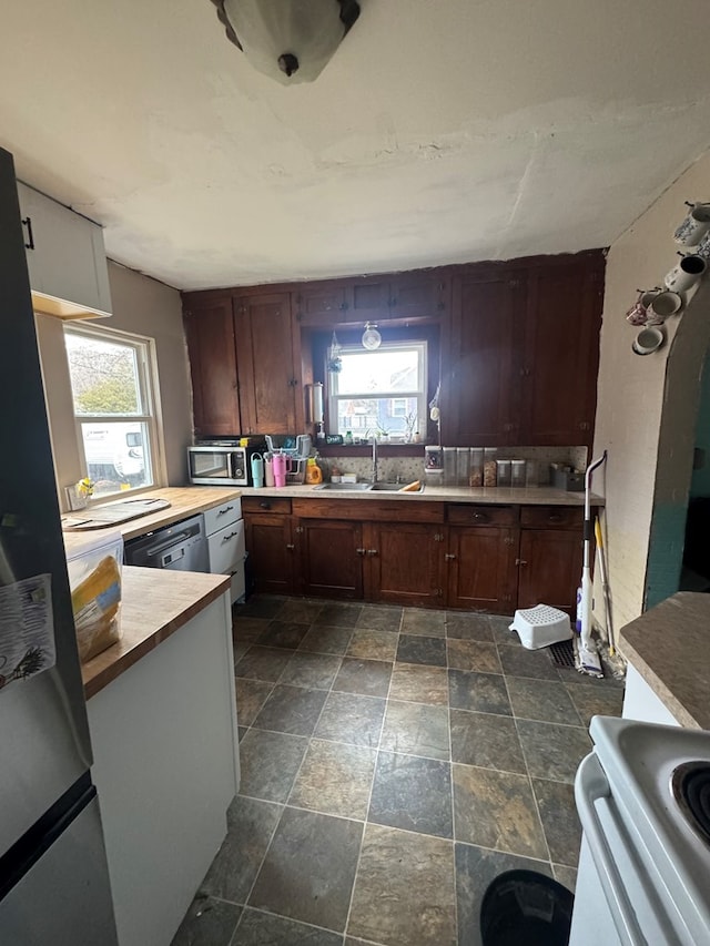 kitchen with refrigerator, stove, and sink