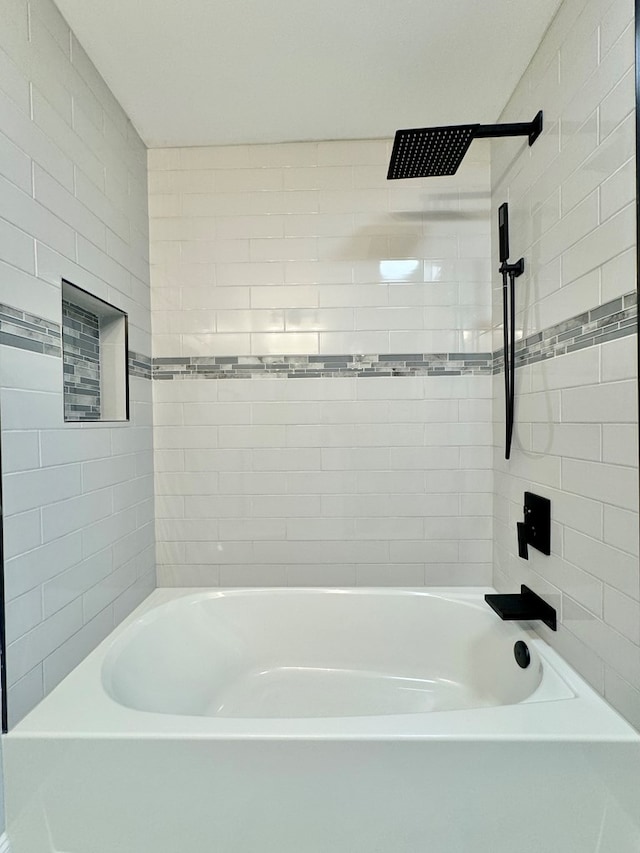 bathroom featuring tiled shower / bath