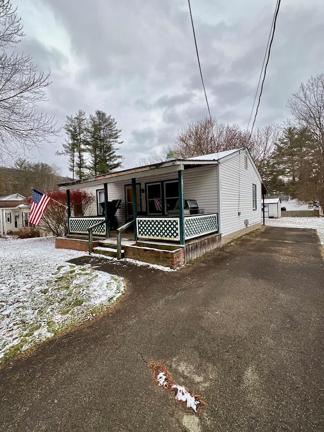 view of front of property with covered porch