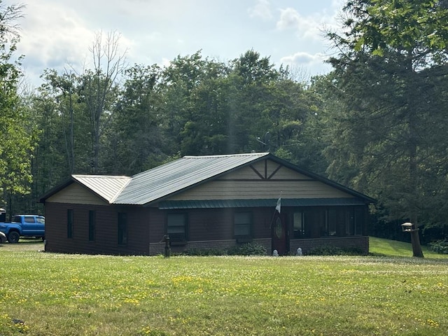 view of front of property featuring a front lawn